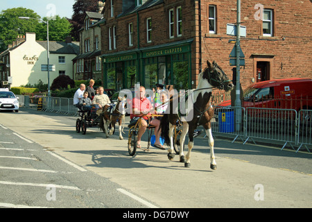 Piège à cheval et suivi par le flexible et panier à Appleby Horse Fair 2013 à Appleby-in-Westmorland Cumbria Banque D'Images