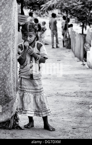 Basse caste indien debout devant sa fille bender / tente / logement. L'Andhra Pradesh, Inde. Monochrome Banque D'Images