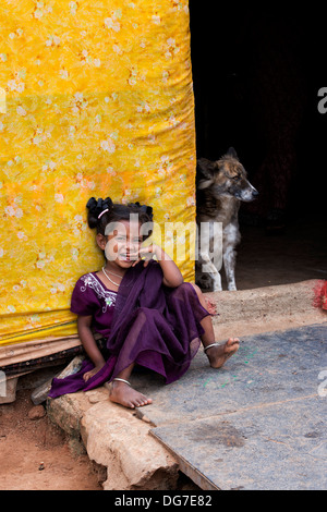 Basse caste indienne devant sa fille bender / tente / abri avec un chien. L'Andhra Pradesh, Inde Banque D'Images
