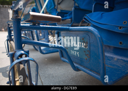 Prêts de fauteuils roulants bleu en face de l'église dans le sanctuaire de Lourdes, 2013. Tous les fauteuils roulants a été un don d'un rendez-vous Banque D'Images