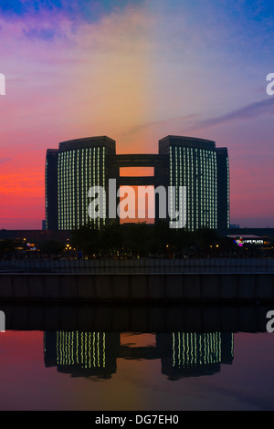 Immeuble de bureaux modernes à Hangzhou dans la nuit avec un beau coucher de soleil, Chine Banque D'Images