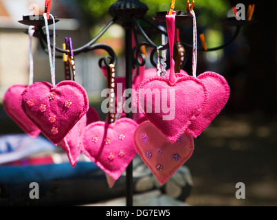 Pin cushion feutre rose coeurs exposés à la vente à un marché artisanal, wc séparés. Banque D'Images