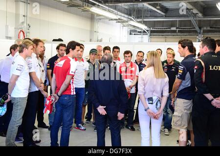 Suzuka, au Japon. 13 Oct, 2013. Vue générale F1 : Les pilotes d'observer une minute de silence pour Maria De Villota Japonais avant le Grand Prix de Formule 1 à Suzuka Circuit dans Suzuka, Japon . © Photo Grand Prix/AFLO/Alamy Live News Banque D'Images