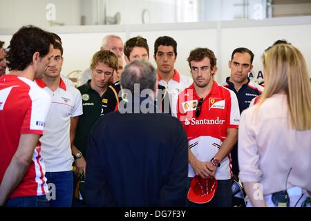 Suzuka, au Japon. 13 Oct, 2013. Vue générale F1 : Les pilotes d'observer une minute de silence pour Maria De Villota Japonais avant le Grand Prix de Formule 1 à Suzuka Circuit dans Suzuka, Japon . © Photo Grand Prix/AFLO/Alamy Live News Banque D'Images