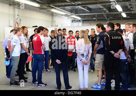 Suzuka, au Japon. 13 Oct, 2013. Vue générale F1 : Les pilotes d'observer une minute de silence pour Maria De Villota Japonais avant le Grand Prix de Formule 1 à Suzuka Circuit dans Suzuka, Japon . © Photo Grand Prix/AFLO/Alamy Live News Banque D'Images