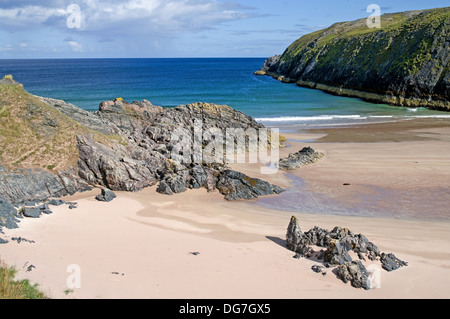 Rochers sur la plage de sable doré, la baie de Sango, Sangomore, Durness, Sutherland, de la côte nord de l'Ecosse Highlands du Nord, Royaume-Uni Banque D'Images