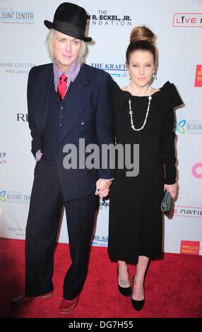 New York, NY, USA. 15 Oct, 2013. Michael Lockwood, Lisa Marie Presley aux arrivées d'Elton John CONTRE LE SIDA 12e congrès annuel de la Fondation "Une vision durable, Cipriani Wall Street, New York, NY Le 15 octobre 2013. © Gregorio T./Binuya Everett Collection/Alamy Live News Banque D'Images