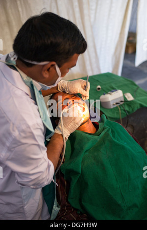 Sri Sathya Sai Baba l'hôpital clinique dentiste mobiles de proximité dans un village rural à l'école. L'Andhra Pradesh, Inde Banque D'Images