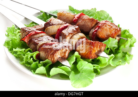 Kebab grillé (chachlik) feuilles de laitue sur des broches. Banque D'Images