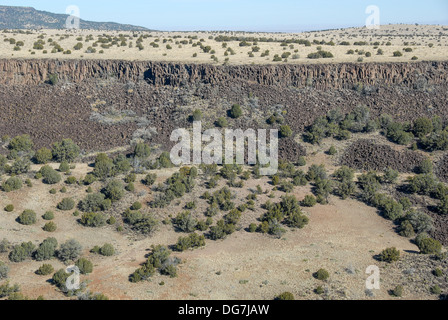 Vue aérienne du haut désert avec paroi rocheuse érodée et champ de cries dans le nord de l'Arizona. (ÉTATS-UNIS) Banque D'Images