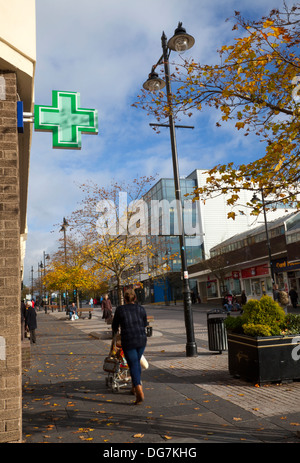 La croix verte pharmacie  Les rues, les magasins et les entreprises d'Airdrie une ville de North Lanarkshire, en Écosse. Banque D'Images