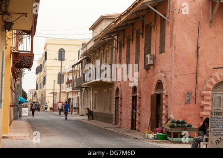 Sénégal, Saint Louis. Scène de rue, l'architecture coloniale française. Banque D'Images