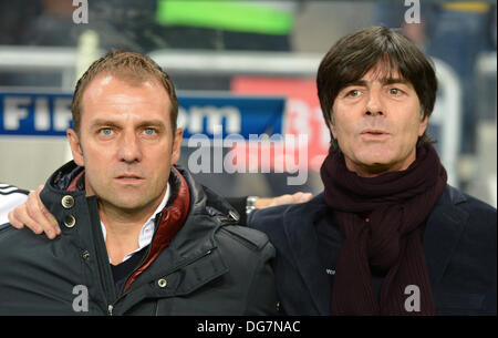 Stockholm, Suède. 15 Oct, 2013. L'entraîneur-chef de l'Allemagne Joachim Loew (R) et son entraîneur-adjoint Hans-Dieter Flick chanter l'hymne national lors de la Coupe du Monde Groupe C match de qualification à la Friends Arena à Solna Stockholm, Suède, le 15 octobre 2013. Photo : MARCUS BRANDT/dpa/Alamy Live News Banque D'Images