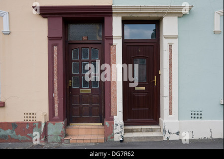 5A et 5 portes avant de maisons d'époque à Llandovery, Carmarthenshire, au sud-ouest du pays de Galles, Royaume-Uni Banque D'Images