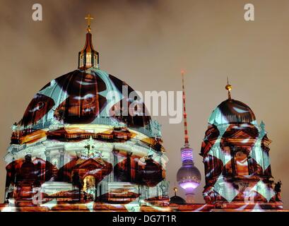 Berlin, Allemagne. 15 Oct, 2013. Baisers sont projetés sur la cathédrale de Berlin, Allemagne, 15 octobre 2013. De nombreux bâtiments ont été allumés pour le Festival des lumières à Berlin qui se poursuit jusqu'au 20 octobre 2013. Photo : PAUL ZINKEN/dpa/Alamy Live News Banque D'Images
