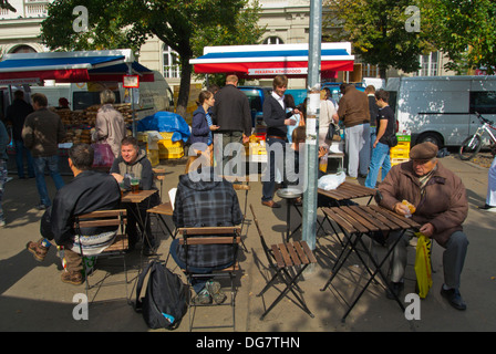 Les tables pour manger et boire Farmers Market Place Jiriho z Podebrad quartier Zizkov Prague République Tchèque Europe Banque D'Images