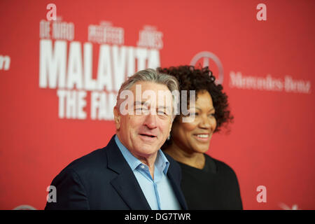 Berlin, Allemagne. 15 Oct, 2013. L'acteur américain Robert De Niro (L) et sa femme Grace Hightower arrivent à la première du film 'Malavita - la famille" dans la Kulturbrauerei à Berlin, Allemagne, 15 octobre 2013. Le film s'ouvre dans les salles allemandes le 21 novembre 2013. Photo : Jörg Carstensen/dpa/Alamy Live News Banque D'Images