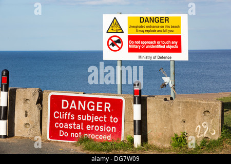 Une route côtière près de Aldbrough Yorkshires sur côte est, Royaume-Uni Banque D'Images