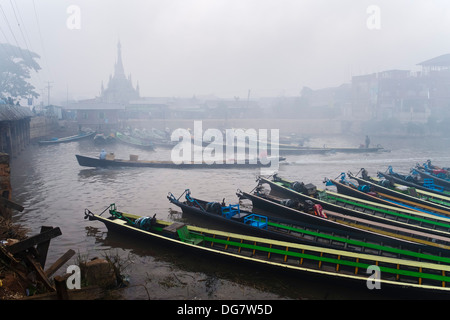 Sur un bateau long canal au Lac Inle, Nyaung Shwe, le Myanmar, l'Asie Banque D'Images