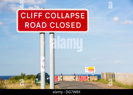 Une route côtière près de Aldbrough Yorkshires sur côte est, Royaume-Uni Banque D'Images