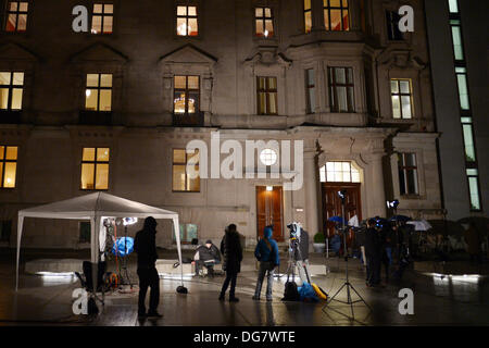 Berlin, Allemagne. 15 Oct, 2013. Les équipes de tournage d'attendre à l'extérieur de la deuxième série de pourparlers exploratoires entre les verts et la CDU/CSU à la société parlementaire à Berlin, Allemagne, 15 octobre 2013. Photo : RAINER JENSEN/dpa/Alamy Live News Banque D'Images