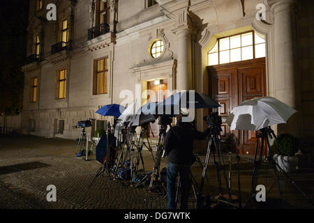 Berlin, Allemagne. 15 Oct, 2013. Les équipes de tournage d'attendre à l'extérieur de la deuxième série de pourparlers exploratoires entre les verts et la CDU/CSU à la société parlementaire à Berlin, Allemagne, 15 octobre 2013. Photo : RAINER JENSEN/dpa/Alamy Live News Banque D'Images