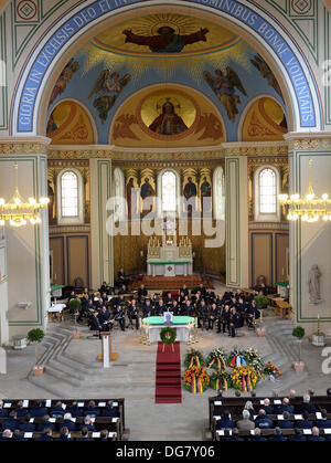 Potsdam, Allemagne. 16 Oct, 2013. Des fonctionnaires de la police s'asseoir pendant le service commémoratif pour un agent de la police allemande qui a été tué au Yémen à l'église Saint Pierre à Potsdam, Allemagne, 16 octobre 2013. Les 39 ans a été abattu par trois inconnus dans la capitale, Sanaa au Yémen. Il était un garde du corps personnel de l'Ambassadeur d'Allemagne. Photo : RALF HIRSCHBERGER/dpa/Alamy Live News Banque D'Images