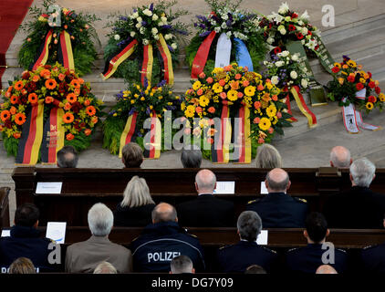 Potsdam, Allemagne. 16 Oct, 2013. Des fonctionnaires de la police s'asseoir pendant le service commémoratif pour un agent de la police allemande qui a été tué au Yémen à l'église Saint Pierre à Potsdam, Allemagne, 16 octobre 2013. Les 39 ans a été abattu par trois inconnus dans la capitale, Sanaa au Yémen. Il était un garde du corps personnel de l'Ambassadeur d'Allemagne. Photo : RALF HIRSCHBERGER/dpa/Alamy Live News Banque D'Images