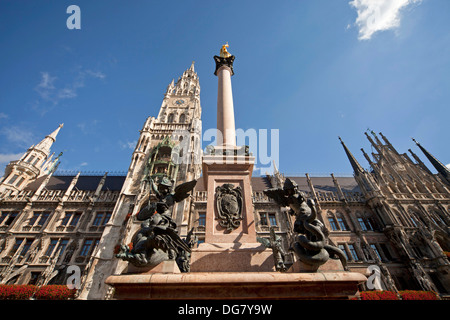 Vierge Marie au sommet de la Mariensäule et la nouvelle mairie Neues Rathaus sur la place Marienplatz à Munich, Bavière, Allemagne Banque D'Images