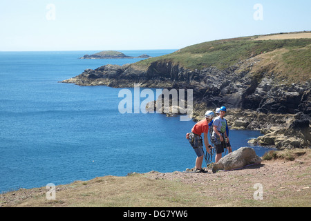 Atteindre le sommet après l'escalade sur la côte de Pembrokeshire, Pays de Galles de l'Ouest, Royaume-Uni. Banque D'Images