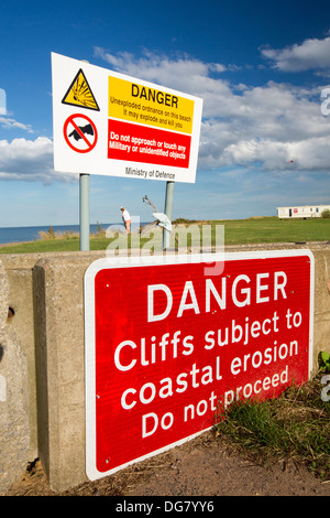 Une route côtière près de Skipsea Yorkshires sur côte est, Royaume-Uni. Banque D'Images