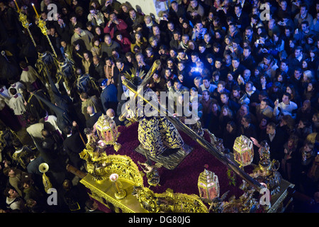 Vue aérienne de Jesus del Gran Poder sur le flotteur, le Vendredi saint aube processions, Séville, Espagne Banque D'Images