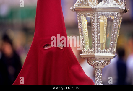 Pénitent. Lundi saint procession dans Carrera del Genil. Confrérie de 'TrabajoÂ', Grenade. Andalousie, Espagne Banque D'Images