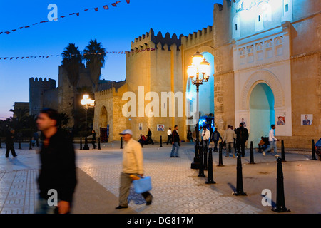 Tunez : Sfax. Murs de la médina. Bab Diwan (la porte principale pour entrer dans la medina) Banque D'Images