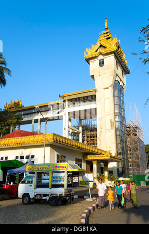 Ascenseur de la pagode Shwedagon à Yangon, Myanmar, l'Asie, Banque D'Images