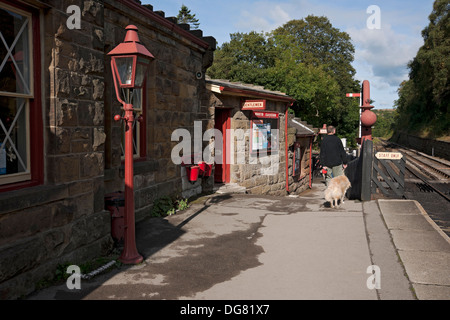 Gens touristes visiteurs attendant sur la plate-forme à Goathland chemin de fer Gare à l'automne North Yorkshire Angleterre Royaume-Uni Grande-Bretagne Banque D'Images