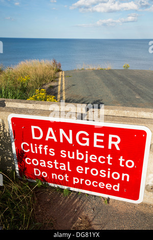 Une route côtière près de Skipsea Yorkshires sur côte est, Royaume-Uni. Banque D'Images