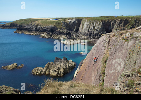 Escalade sur la côte de Pembrokeshire, Pays de Galles de l'Ouest, Royaume-Uni. Banque D'Images