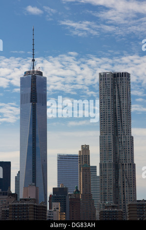 La construction de la tour de la liberté et de Gehry Tower dans le centre-ville de Manhattan vu de l'autre côté de l'East River à Brooklyn, NY, USA. Banque D'Images
