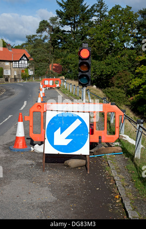 Feux de signalisation temporaires feux de signalisation allumés en rouge aux travaux routiers contrôle routier Angleterre Royaume-Uni GB Grande-Bretagne Banque D'Images