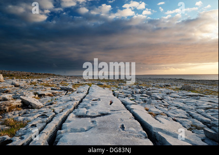 Lapiez avant le coucher du soleil près de la tête noire, le Burren, Co Clare avec les îles Aran en arrière-plan
