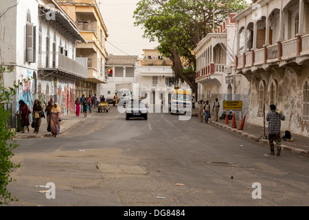 Sénégal, Saint Louis. Scène de rue. Architecture de l'époque coloniale française. Banque D'Images