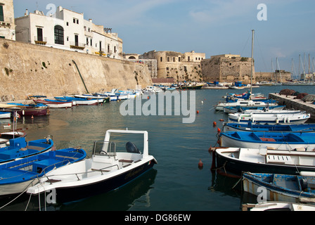 Gallipoli, les Pouilles, la ville médiévale et des bateaux de pêche dans le port, Italie Banque D'Images