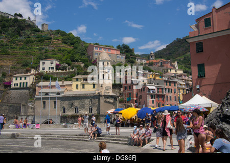 Vernazza, Cinque Terre (Parc national et site de l'Unesco), La Spezia, Ligurie, Italie. Comprend l'église de Sainte Marguerite d'Antioche. Banque D'Images