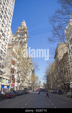 Avenue mai 13 septembre 2012 à Buenos Aires, Argentine. Street relie la maison rose avec le Congrès Banque D'Images