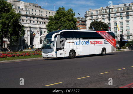 Un National Express Coach démarre, il voyage à l'aéroport de Luton de Londres. C'est un Volvo B9R avec Caetano carrosserie Levante Banque D'Images