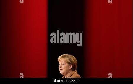 Hanovre, Allemagne. 16 Oct, 2013. La chancelière allemande, Angela Merkel (CDU) parle à la 5e congrès de l'union de l'IG BCE au Hannover Congress Centrum à Hanovre, Allemagne, 16 octobre 2013. Photo : Julian Stratenschulte/dpa/Alamy Live News Banque D'Images