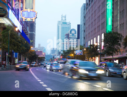 Le trafic de la ville de nuit,la trajectoire de la lumière,Shanghai Chine Banque D'Images