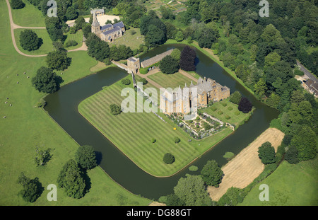 Vue aérienne de la magnifique Château de Broughton et ses douves près de Banbury dans l'Oxfordshire Banque D'Images