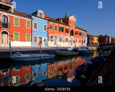 Colourfull bordée de maisons dans Burano, Venise, Italie Banque D'Images